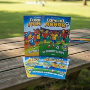 Kit Copa do Mundo Infantil 2026: 4 Livros de Colorir Futebol + 4 Cards com Figurinhas dos Jogadores Craques + Lápis de Cor 12 Cores
