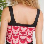 Blusa cropped de alça em tricot com jacquard de coração